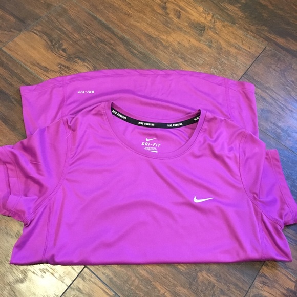 NWOT magenta Nike dri fit women’s tee! - Picture 4 of 4